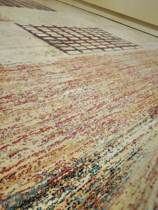 Alfombra de lana beige y roja