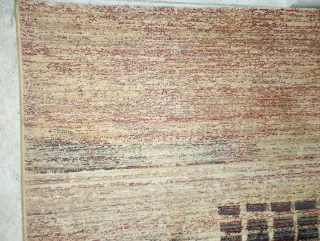 Alfombra de lana beige y roja