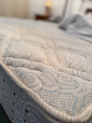 colchón 135, somier y dos mesitas