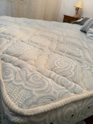 colchón 135, somier y dos mesitas