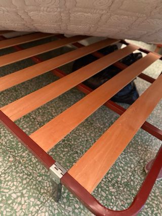 colchón 135, somier y dos mesitas