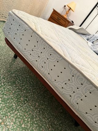 colchón 135, somier y dos mesitas