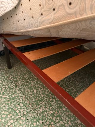 colchón 135, somier y dos mesitas