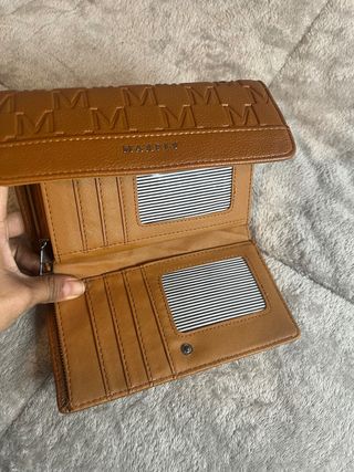 Billetera larga camel con múltiples compartimentos