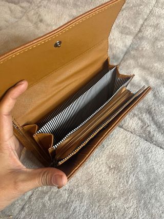 Billetera larga camel con múltiples compartimentos