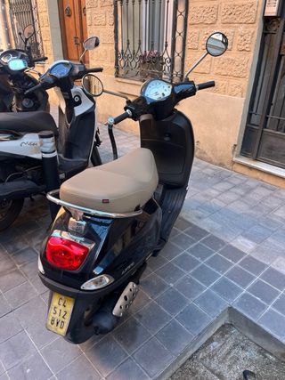Vespa Scooter Negra Automática