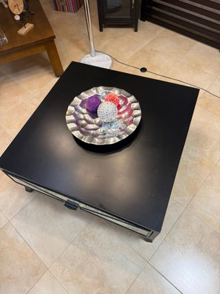 Mesa de centro negra con detalles dorados