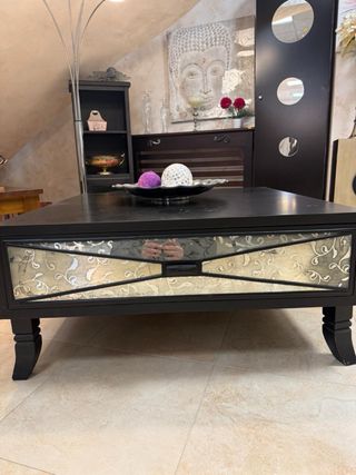 Mesa de centro negra con detalles dorados