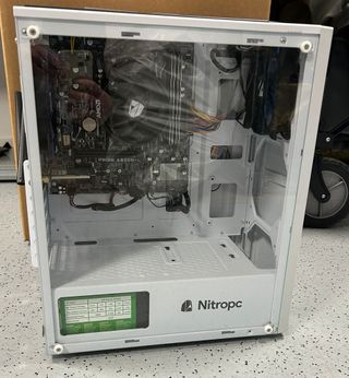 Ordenador sobremesa blanco