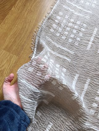 Fular gris con diseño de cuadros