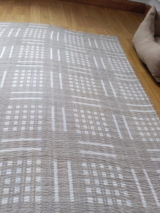 Fular gris con diseño de cuadros