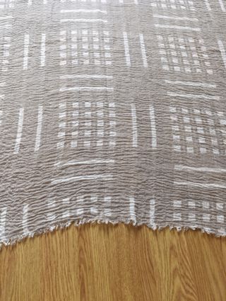 Fular gris con diseño de cuadros