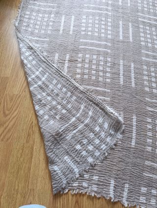 Fular gris con diseño de cuadros