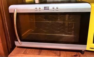 Nevera de vinos plateada sin usar