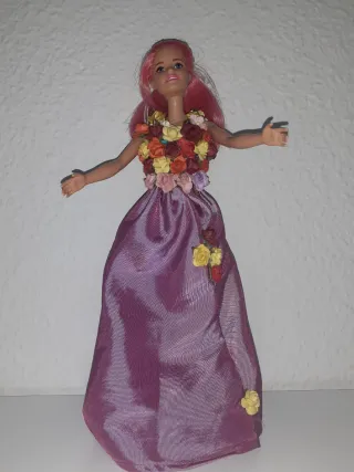 Muñeca Barbie con vestido de flores