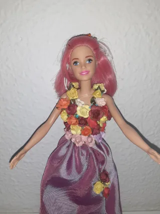 Muñeca Barbie con vestido de flores