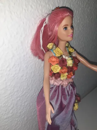 Muñeca Barbie con vestido de flores