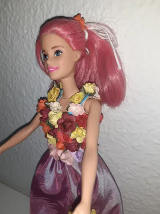 Muñeca Barbie con vestido de flores