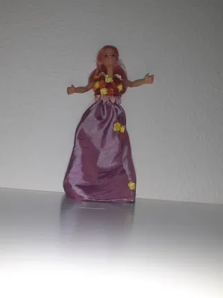 Muñeca Barbie con vestido de flores