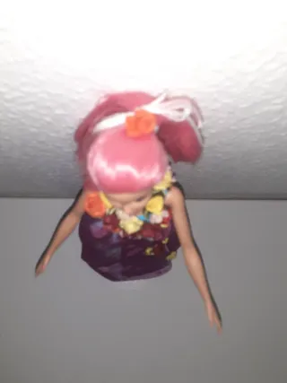 Muñeca Barbie con vestido de flores