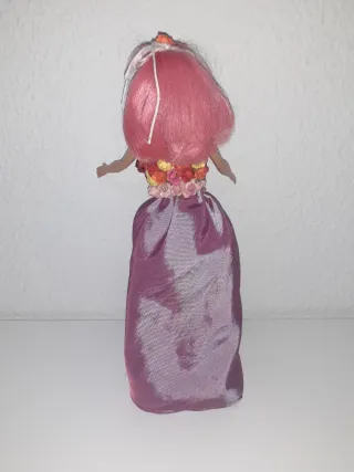 Muñeca Barbie con vestido de flores