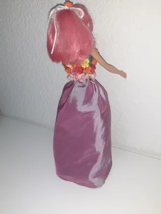 Muñeca Barbie con vestido de flores