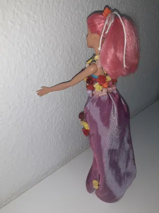 Muñeca Barbie con vestido de flores