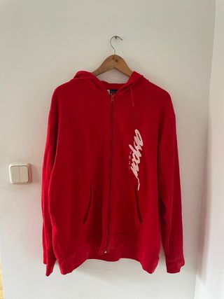 Sudadera roja con cremallera