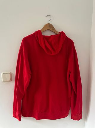 Sudadera roja con cremallera