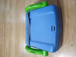 Trona de viaje azul y verde