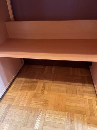 Escritorio de madera amplio