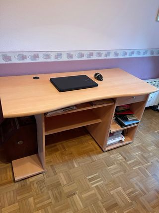 Escritorio de madera amplio