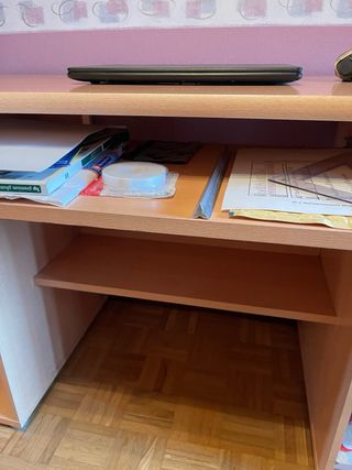 Escritorio de madera amplio