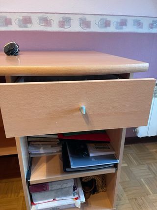 Escritorio de madera amplio