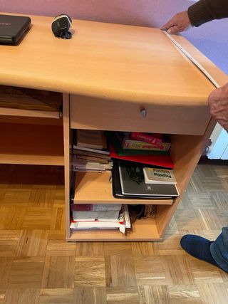 Escritorio de madera amplio