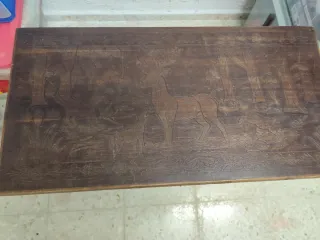 Arcón de madera tallada