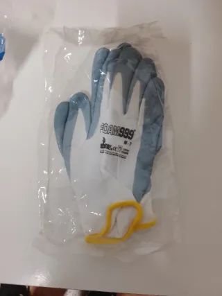 Gafas de seguridad y guantes