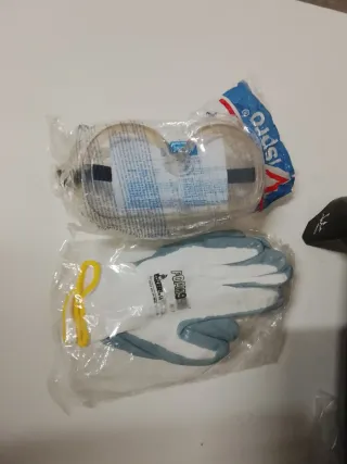 Gafas de seguridad y guantes