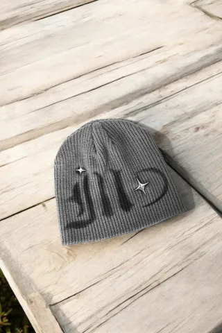 Berretto grigio con stelle