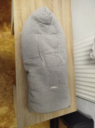 Saco de bebé con capucha