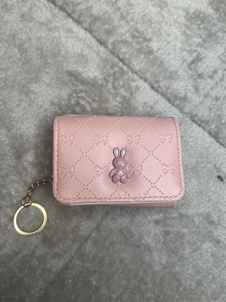 Monedero rosa acolchado con detalle de conejito.