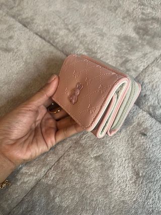 Monedero rosa acolchado con detalle de conejito.