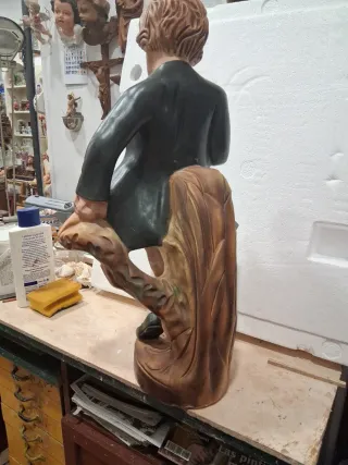Figura niño leyendo libro