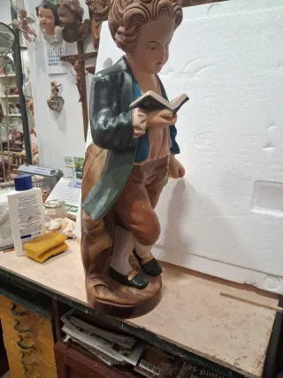 Figura niño leyendo libro