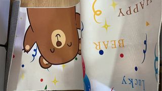 Alfombra infantil oso feliz globos