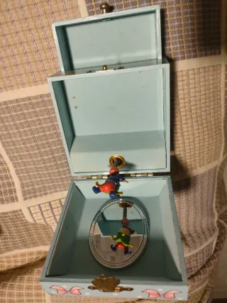 Caja de música infantil con espejo