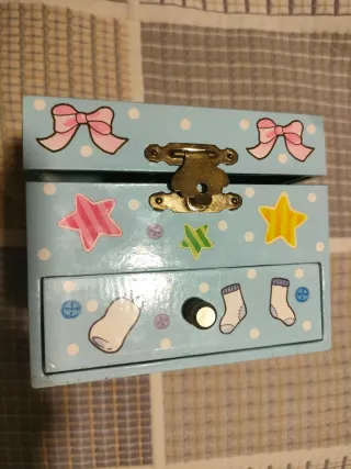 Caja de música infantil con espejo