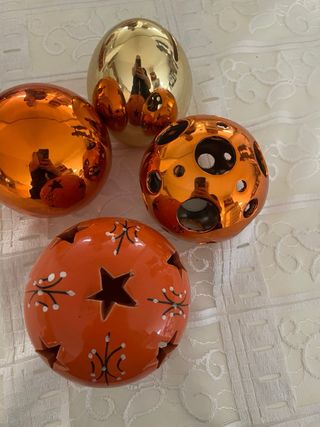 Sfere decorative arancioni candele