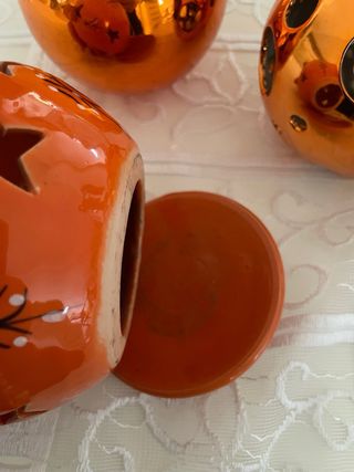 Sfere decorative arancioni candele