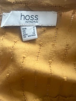 Blusa amarilla con pliegues y encaje